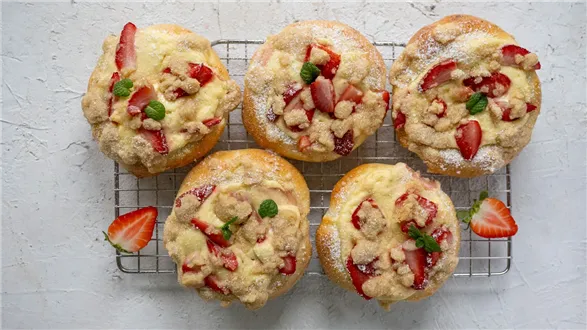 Drożdżówki z serem, truskawkami i kruszonką